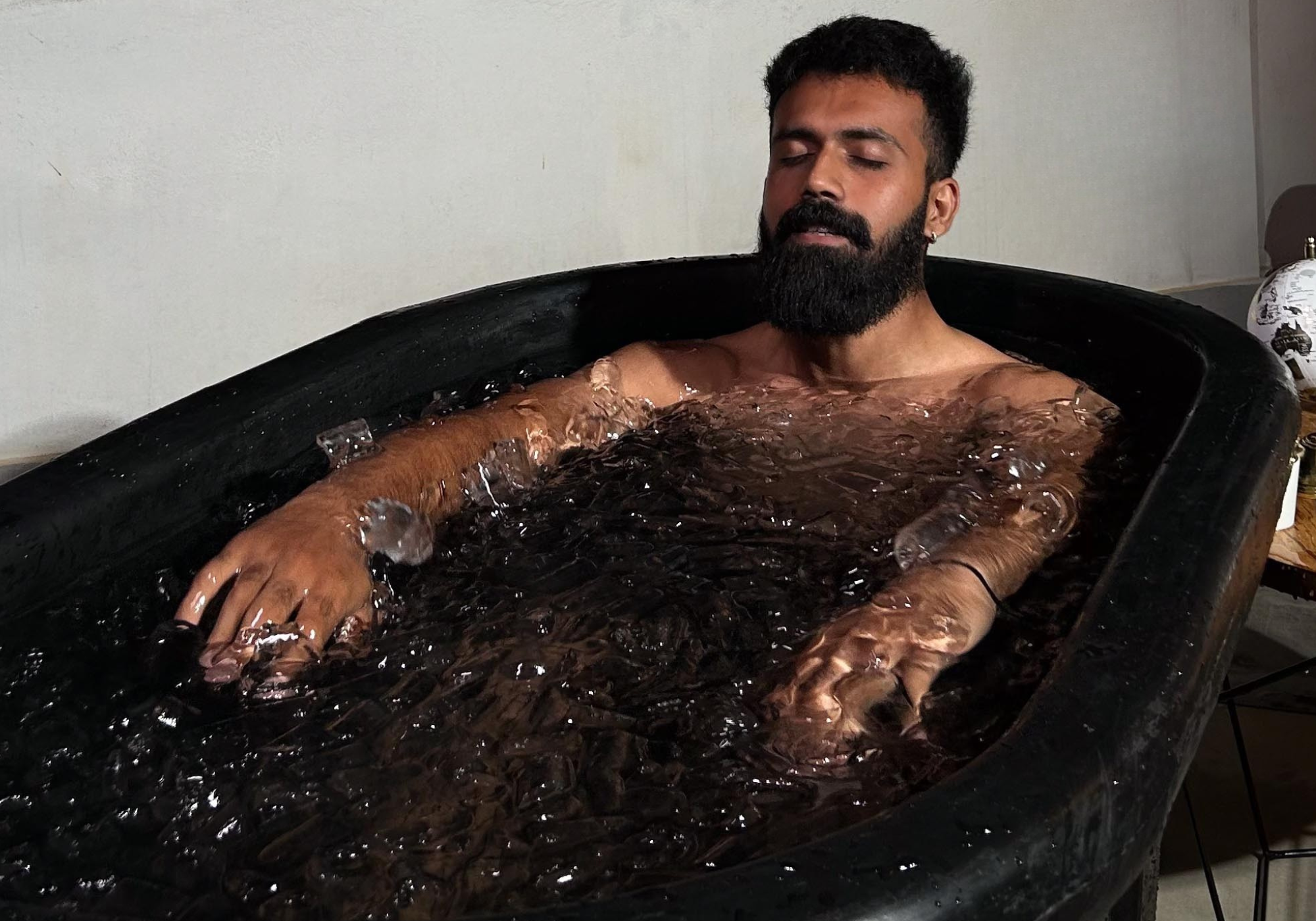 Ice bath that stays stable and balanced even when fully loaded with water